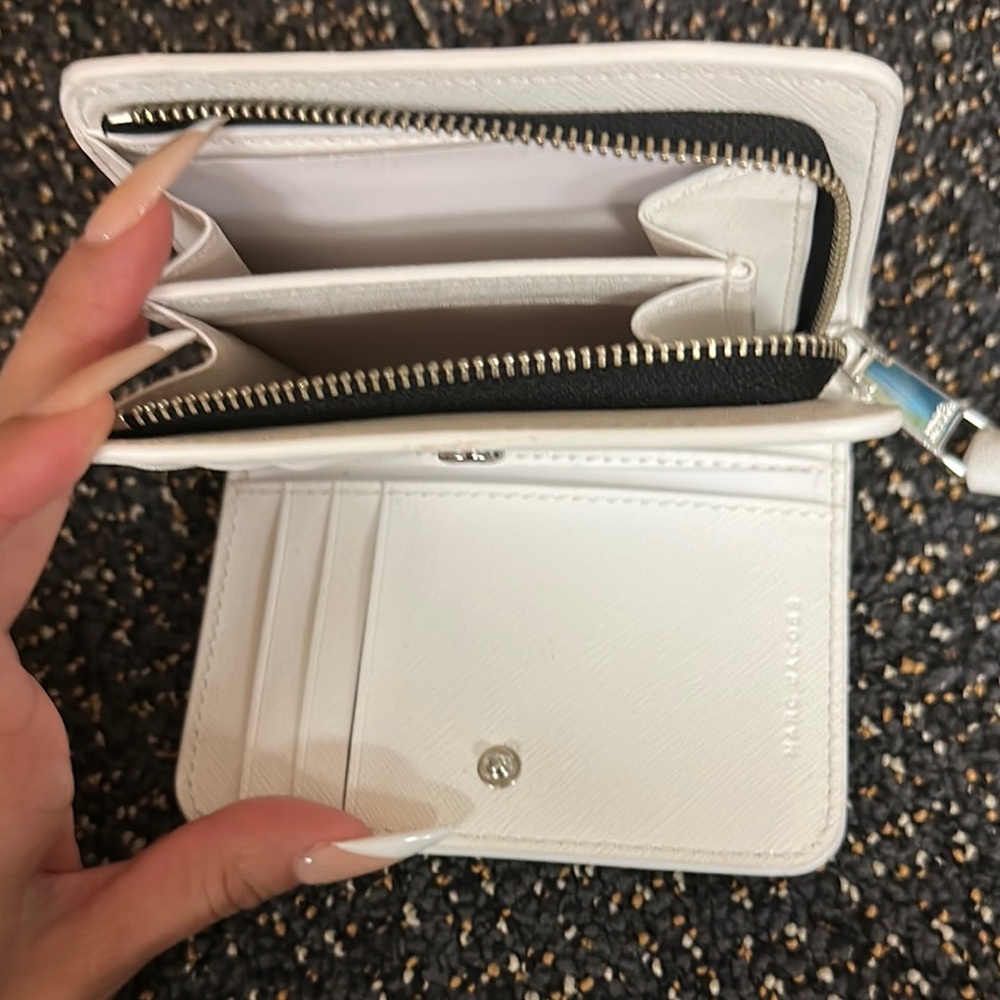 Marc Jacobs Cream Leather Wallet Minimalist Design - Picture 2 of 2